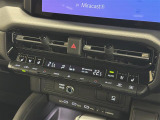 【左右独立オートエアコン】左右独立型、いわゆるデュアルエアコンです。運転席と助手席でそれぞれお好みの温度を設定可能です。