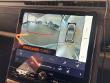 【パノラミックビューモニター】クルマを真上から見下ろした視点で駐車をサポートします。クルマの斜め後ろや真横など、いち早く障害物に気が付くことができます。