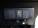 コーナーセンサーを車の前後に装備。障害物までの距離に応じて警告音を変えてお知らせ。縦列駐車時や駐車場・車庫などでの取り回しをサポートします。詳細は販売店スタッフまでおたずねください。