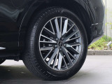 ●オシャレは足元からといいますが、車も同じく足元のエレガンスさで全体のイメージが変わります。