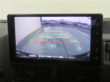 車両後方の映像を映すバックモニター。進路を確認しながら安全に車庫入れできます。