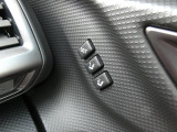 運転席はシートメモリー機能が付いているので、自分以外の人がシートを動かしても、ボタン一つでセットした位置に戻せます。