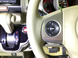 ハンドルにオーディオ操作ボタンがございます。視点を移さずハンドルから離すことなくチャンネルや各オーディオの切り替えやボリューム調整ができますので安全運転にも役立ちます。