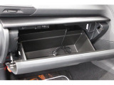 車検証ケースや取扱説明書は助手席の大型グローブボックスに収納可能。