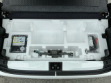 ラゲッジボード下に収納と車載工具があります。