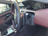 電動調整式ステアリングホイール装備。
