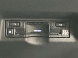高速道路で便利な【ETC2.0】を装備しています。光ビーコン搭載で渋滞情報などナビゲーションと連動することで機能も充実いたします。他、観光施設に立ち寄るための高速料金割引サービス等もございます。