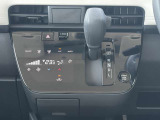 ボタンでの簡単な操作で室内を快適な温度にします。夏場・冬場でも快適なドライブができます!さらにクリーンフィルターの採用で車内の空気をキレイにするなど、いろいろな機能を持つ便利なオートエアコン。