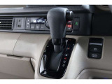 インパネシフトだから視線の移動も少なく足元もスッキリ♪運転席もゆったりしているのでゆとりを持ってドライブできますね!