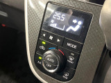 【オートエアコン】一度お好みの温度に設定すれば、車内の温度を検知し風量や温度を自動で調整。暑い&hellip;寒い&hellip;と何度もスイッチ操作をする必要はありません。快適な車内空間には必須の機能ですね♪