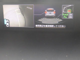 様々な情報を映し出すマルチファンクションディスプレイ。シフトレバーをリバースにすると連動してサイドカメラ映像&バックセンサーに切り替わります。スイッチ一つでフロントカメラへの切り替えも出来ます