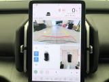 【360&deg;ビューカメラ】4台の高解像度カメラで360度の鳥瞰図を表示。隣の車や壁、死角にある障害物などを画面で確認できるため、狭いスペースでの駐車・出入りも安心です。