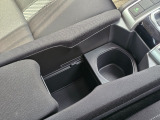 センターコンソールにはドリンクを置けるカップホルダーを装備。運転席・助手席どちらからも使いやすい位置に配置されています。