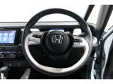 運転中もハンドルでの操作が可能です。特に高速道路等の目が離せない運転時には、便利さだけでなく、安全性も兼ね備えております。
