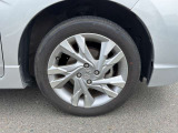【純正アルミホイール】純正設計ならではの美しいデザインと精密な仕上げで、車両全体のスタイリングを引き立てます。