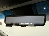 デジタルインナーミラー付きです。ヘッドレストや荷物などで視界を遮られずに、円滑な後方確認をサポートします。