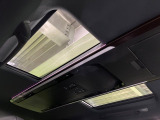 【ガラスルーフ】ガラスルーフ搭載で車内の解放感が一気にアップ!開放的なドライブをお楽しみいただけます。