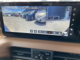 フロントワイドビュー搭載。T字路などの曲がり角で、死角となる人やクルマを広角映像で確認して安心して進めます。