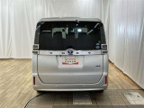 バックカメラが付いているので後方確認が非常にしやすいです。今や運転初心者も熟練者も必須装備!ついていて損はないですね♪