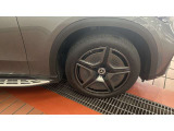 雨天でもゆっくりとお車をご覧いただけます。