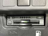 【ETC】有料道路を利用する際に料金所で停止することなく通過できる、ETC車載器(ノンストップ自動料金収受システム機器)が装備されています。セットアップを行うことで利用可能になります。