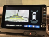 リバースギアに入れるだけで後方の表示へ切り替わります。夜間や雨の日の駐車も楽になりますよ。