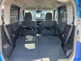 リヤシートも全車消毒済み。シートを倒すとゆったりとした室内空間に★レジャーにショッピングに大活躍!
