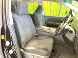 運転席まわりには十分なスペースがあり、大柄な方でもゆったり運転していただける環境です。