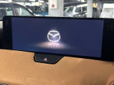 【12.3インチマツダコネクト】車内の雰囲気にマッチした大型ディスプレイ。スマホ接続でのナビ使用やBluetooth再生等、様々な機能が楽しめます。直感的なダイヤル操作が可能で、使い勝手も良好です。
