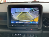 【バックカメラ】運転が苦手な方も車庫入れラクラクです!ギアをリバースに入れれば自動的に切り換わりますので、面倒な操作は不要です♪狭い駐車場もお車を傷つけず安心ですね!