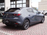 後ろ姿までデザイン性を感じやすい、MAZDA3らしい角度です。