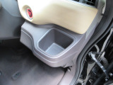 運転席右側のドリンクホルダーです。