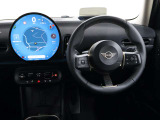 運転に必要な情報はヘッドアップディスプレイ、中央ディスプレイからタッチパネルで操作します。