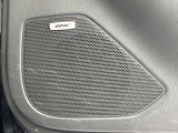 【BOSEサウンドシステム】メーカーオプションの高品位サウンドシステムを搭載。専用のチューニングが施された大小様々なスピーカーから良質なサウンドが奏でられ、臨場感あふれる音響空間を演出します。