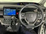 【ハンドル】運転にかかわる様々な操作を安全に行えるように視点移動が少なく操作性に配慮されたスイッチ類が凝縮されたコックピットです。