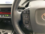 運転中、オーディオの操作をしてて、ハッとしたことはありませんか?ステアリングスイッチは、運転中でもハンドルでオーディオの操作が可能です。安全なドライブをサポートします。