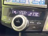 【オートエアコン】一度お好みの温度に設定すれば、車内の温度を検知し風量や温度を自動で調整。暑い&hellip;寒い&hellip;と何度もスイッチ操作をする必要はありません。快適な車内空間には必須の機能ですね♪