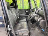 運転席まわりには十分なスペースがあり、大柄な方でもゆったり運転していただける環境です。