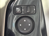 【電動格納ミラー】運転席のスイッチで、ドアミラーの開閉や角度の調整ができます。