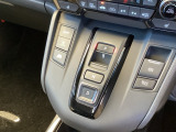 ワンアクションでスムーズな運転を支援する、エレクトリックギアセレクターに、パーキングブレーキは、電子制御パーキングブレーキです。