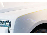 Rolls-Royceの厳密で水平なコーチラインは均一して4mmであるように描かれております。