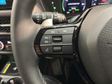 ステアリングにオーディオ操作スイッチが付いています。オーディオ画面に直接タッチしなくても操作が出来ますので、運転に集中できます。