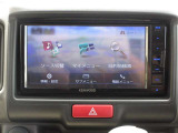 インパネ中央にナビゲーション画面を搭載。見やすい位置に配置され、運転中の情報確認をサポートします。