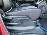 運転席シートリフター(ラチェット式)で、座面の高さも上下に動き、体格にあわせて調整ができ広々でゆったり運転できます♪