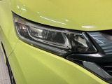 LEDヘッドライトは、点灯の瞬間から最大光量を発揮し、突然暗くなるトンネルなどでの安定感を高めます。