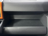 助手席側のインパネトレイは大きくてボックスティッシュも置けます!