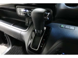 インパネシフトだから視線の移動も少なく足元もスッキリ♪運転席もゆったりしているのでゆとりを持ってドライブできますね!