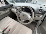 【運転席】座り心地が良いシートなので長時間の運転でも快適にお過ごしいただけます。新品のフロアマットのご注文も可能です。掲載箇所以外にご希望の写真がございましたらお気軽にお問い合わせ下さい。