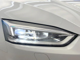 ●LEDハイビームが多数独立で存在し、ハイビーム時に対向車や前方を走る車の部分をロービームに切り替えが可能!!シーケンシャルウインカーも装備!!