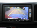 バックカメラの画像です。ガイドラインがスムースな車庫入れをサポートいたします。車庫入れの安心感がアップしますね。